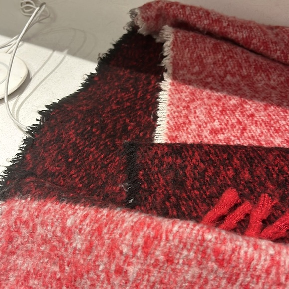 Steve Madden scarf/wrap - Picture 3 of 4